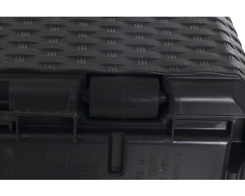 Detaliu al unui recipient de plastic cu role