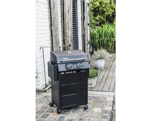 Grătar negru pe gaz cu dulap inferior și roți pentru exterior