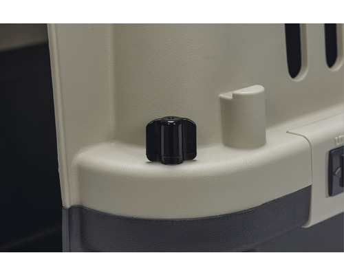 Imagine detaliată cu un încuietor rotativ negru pe o cușcă de transport pentru câini