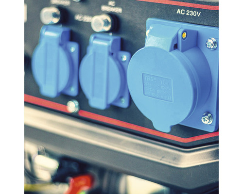 Prim-plan cu prizele unui generator de curent