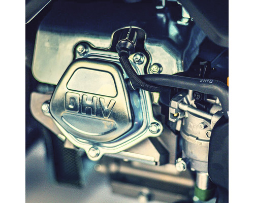 Prim-plan al unui motor cu combustie cu inscripția OHV