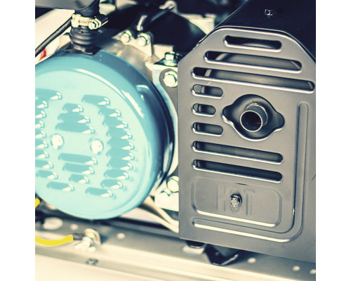 Prim-plan al unui generator de curent cu motor și eșapament