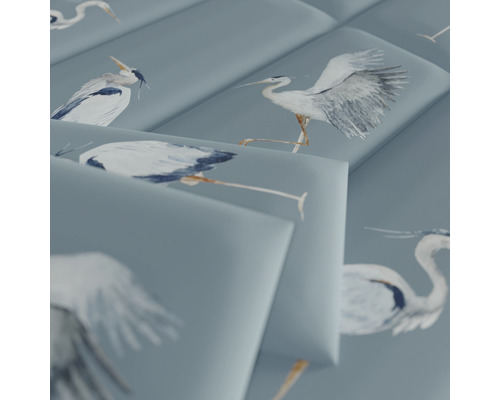 Prim-plan cu plăci cu modele de stârc