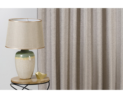 Scenă decorativă cu lampă, măsuță laterală și perdea