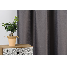Șaluri decorative și plantă de apartament pe un dulap mic