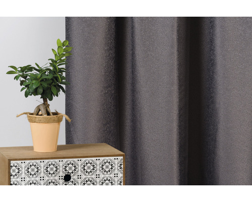 Șaluri decorative și plantă de apartament pe un dulap mic