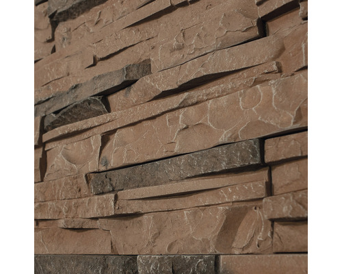 Perete decorativ de piatră cu fâșii de piatră neregulate