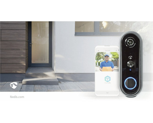 Sonerie inteligentă cu notificare pe smartphone lângă un smartphone în fața unei uși de intrare