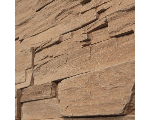 Prim-plan cu un placaj de perete cu aspect de piatră.