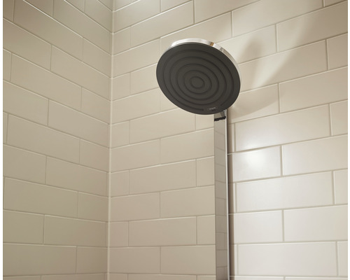 Cap de duș pe un perete placat cu faianță