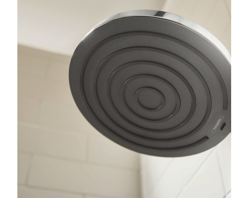 Prim-plan al unui cap de duș cu cercuri concentrice pe suprafața de duș