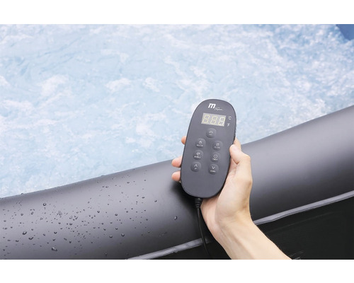 Panou de control al unui jacuzzi ținut în mână deasupra apei
