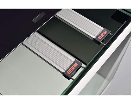 Prim-plan cu un acvariu cu logo-ul Eheim pe iluminare