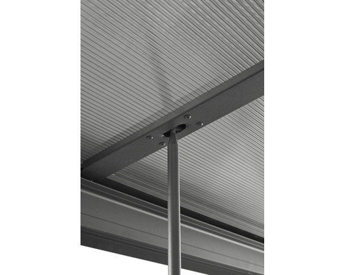 Vedere detaliată a unui acoperiș de terasă cu plăci de policarbonat