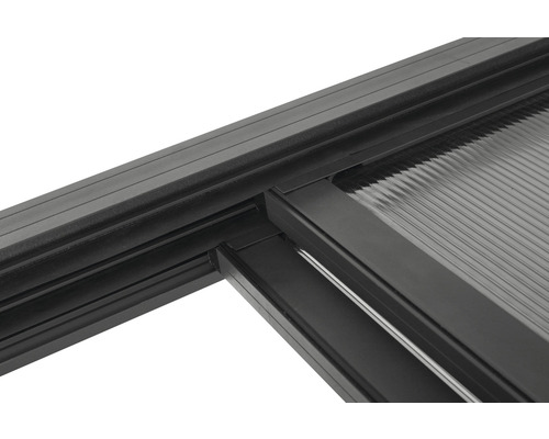 Imagine detaliată a unui acoperiș de terasă cu plăci de policarbonat și cadru de aluminiu