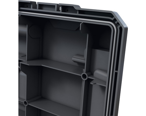 Vedere interioară a unei cutii de scule negre din plastic