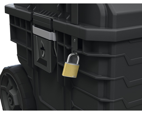 Imagine detaliată cu o cutie de scule neagră, închisă, cu roți și un lacăt.