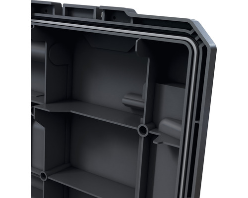 Prim-plan cu o cutie de scule neagră cu compartimente