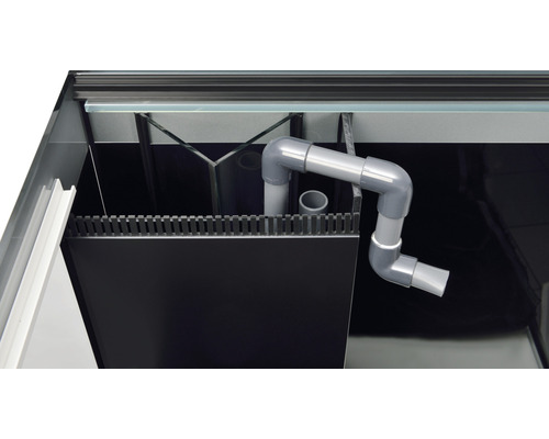 Vedere interioară a unui acvariu cu conductă de evacuare a apei