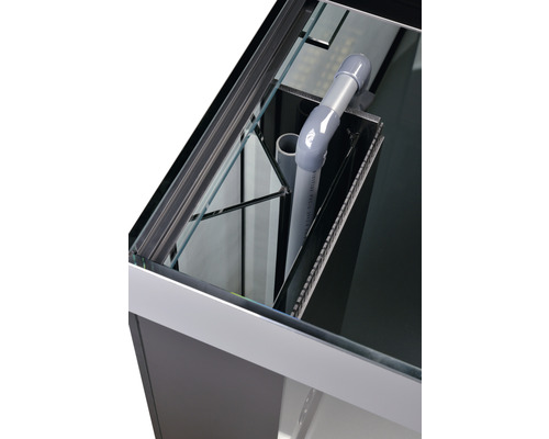 Vedere interioară a unui acvariu cu sistem de filtrare și plăci de sticlă