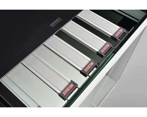 Vedere detaliată a unui acvariu cu iluminare Eheim