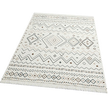 Covor cu model geometric și franjuri