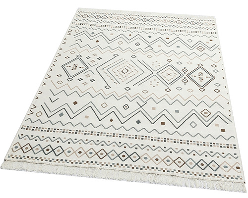 Covor cu model geometric și franjuri