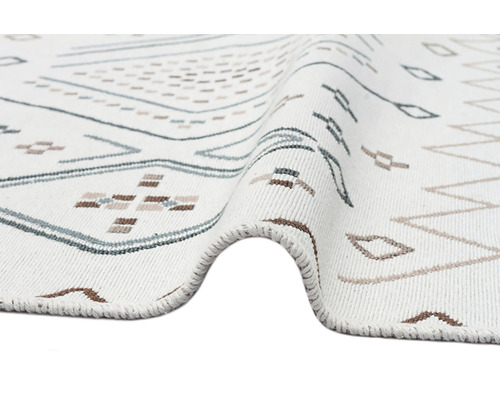 Detaliu cu un covor alb cu modele geometrice