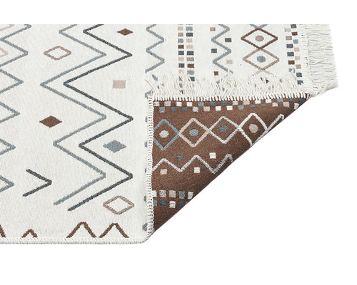 Covor cu model geometric și franjuri