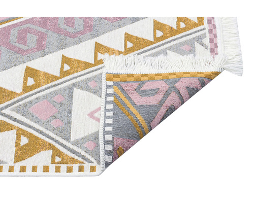 Covor cu modele geometrice și franjuri