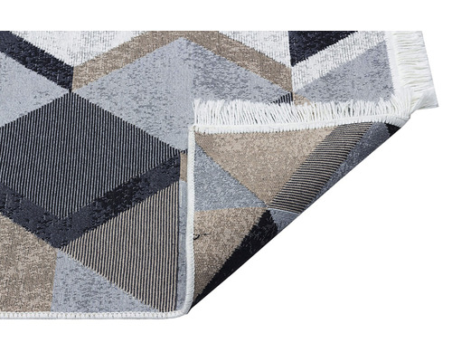 Covor cu model geometric și franjuri