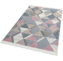 Covor cu model geometric triunghiular