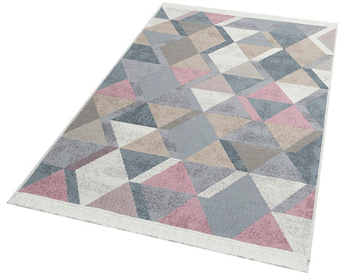 Covor cu model geometric triunghiular