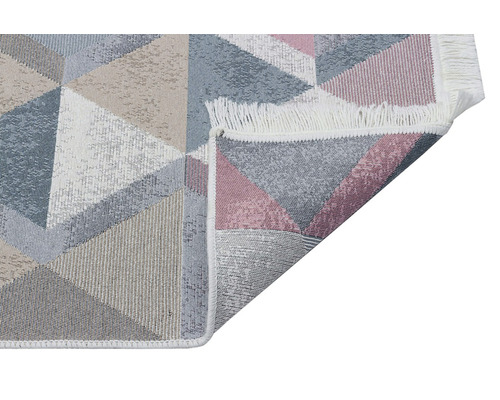 Covor cu model geometric triunghiular și franjuri