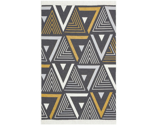 Covor cu model geometric triunghiular