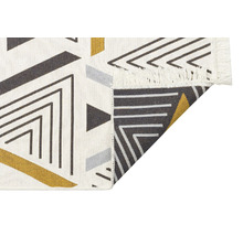 Covor cu model geometric triunghiular