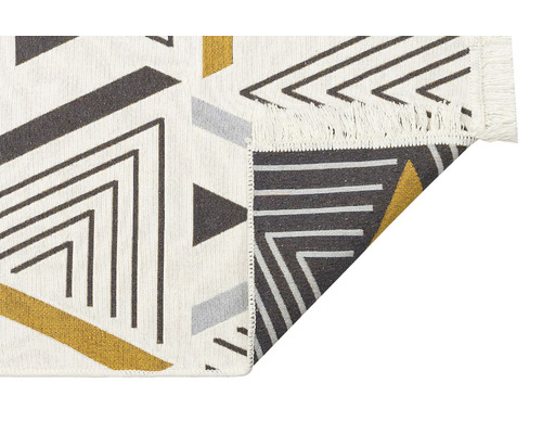 Covor cu model geometric triunghiular