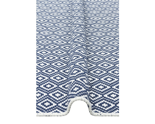 Covor cu model geometric în romburi