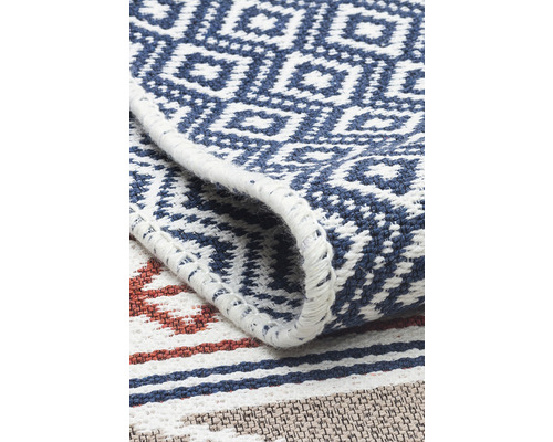 Prim-plan cu un covor cu modele geometrice