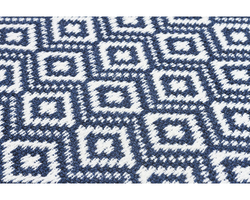 Prim-plan cu un covor cu model geometric