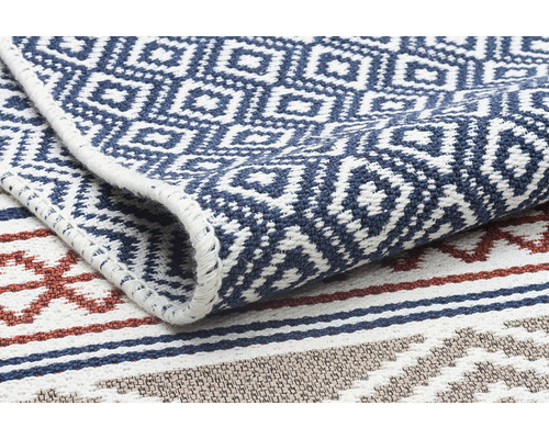 Prim-plan cu un covor cu model cu forme geometrice