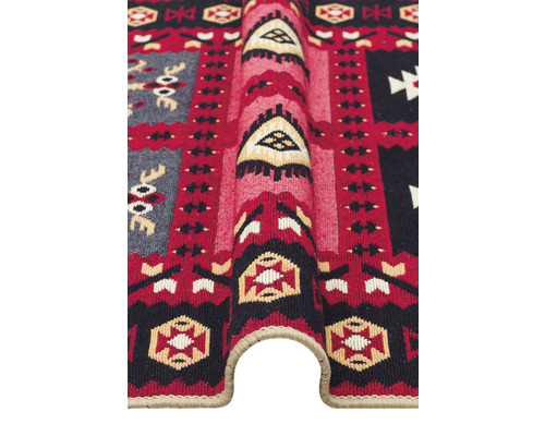 Covor rulat cu model