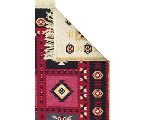 Detaliu covor cu model și franjuri