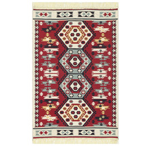 Covor cu model geometric și franjuri