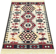Covor cu model geometric și franjuri