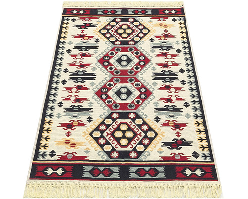 Covor cu model geometric și franjuri