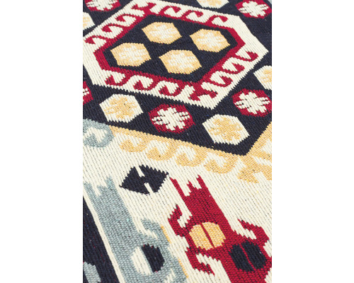 Prim-plan cu un covor cu modele geometrice