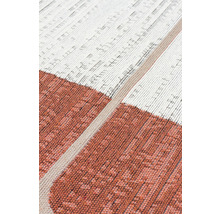 Prim-plan cu un covor cu model geometric
