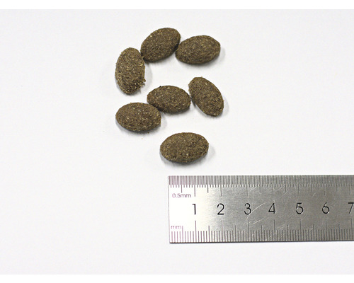 Prim-plan cu peleți de hrană pentru iepuri cu o riglă pentru referință de dimensiune