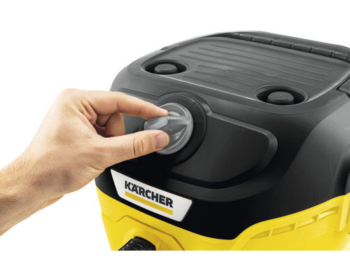 Mână care operează un comutator rotativ pe aspiratorul cu injecție-extracție Kärcher